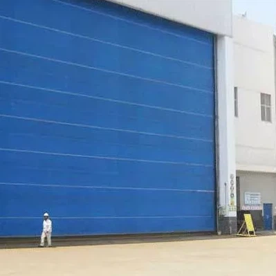 پارچه در را بالا می برد